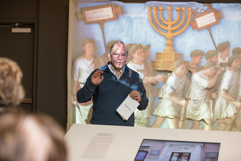 Dr. Steve Fine lecturing in front of Arch of Titus